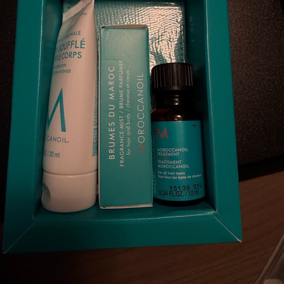 Moroccanoil Other - Moroccanoil Moisturizer Set - Turquoise and White